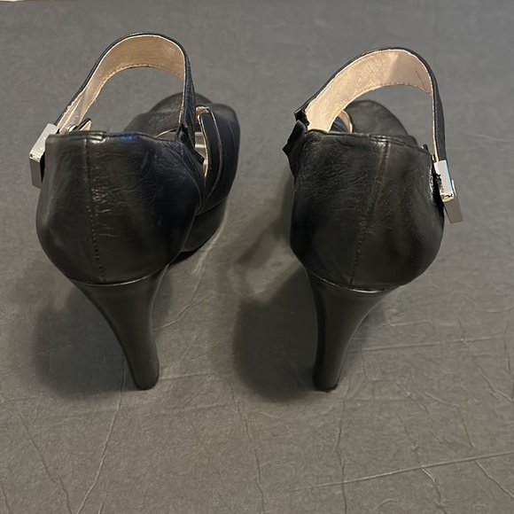 MICHAEL.   MICHAEL KORS  BEVERLY  LEATHER SANDAL SIZE 9 1/2 - Picture 3 of 11